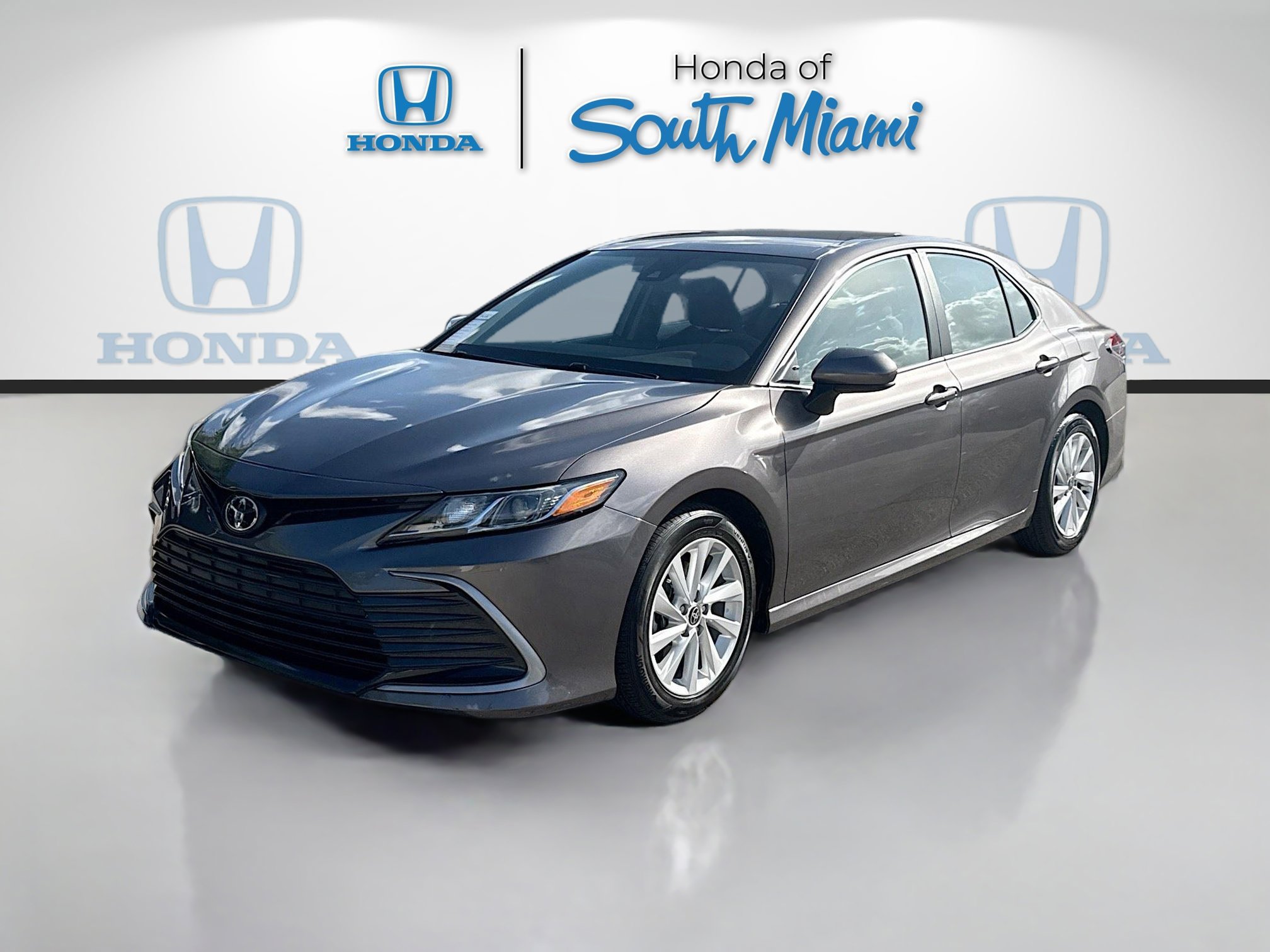 Used 2021 Toyota Camry LE FWD image 3