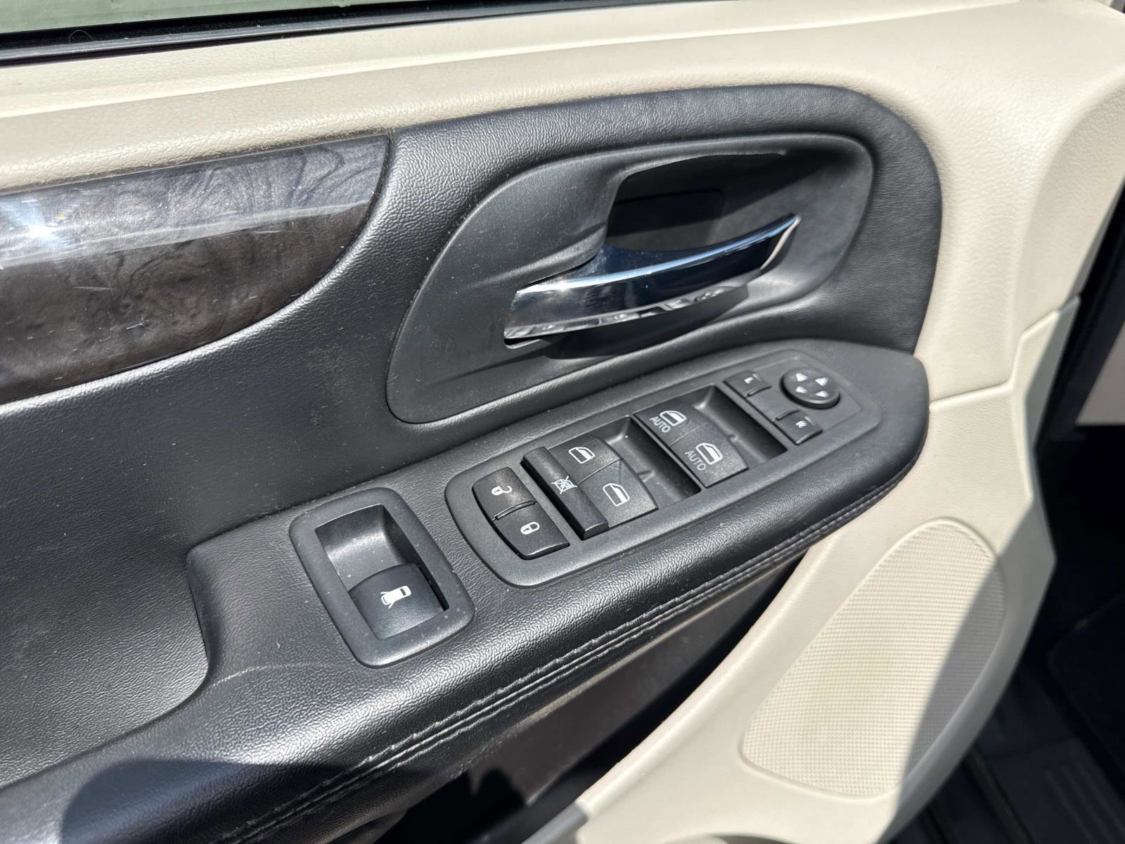 Used 2020 Dodge Grand Caravan SE w/ UConnect Hands-Free Group image 18