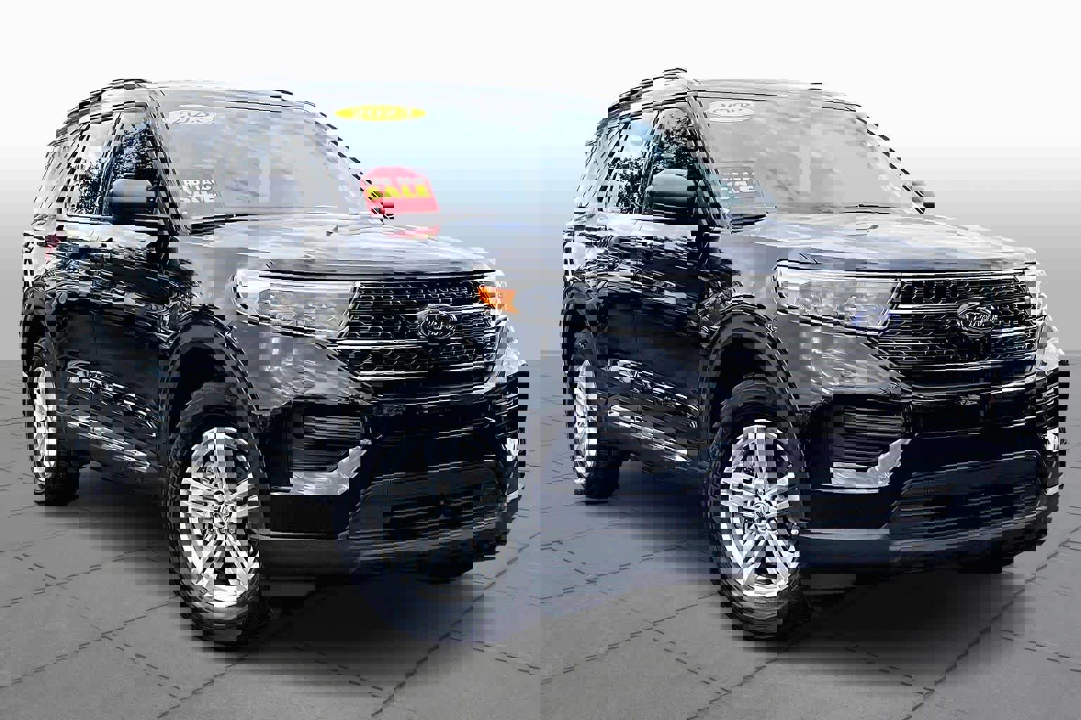 Used 2023 Ford Explorer XLT image 3