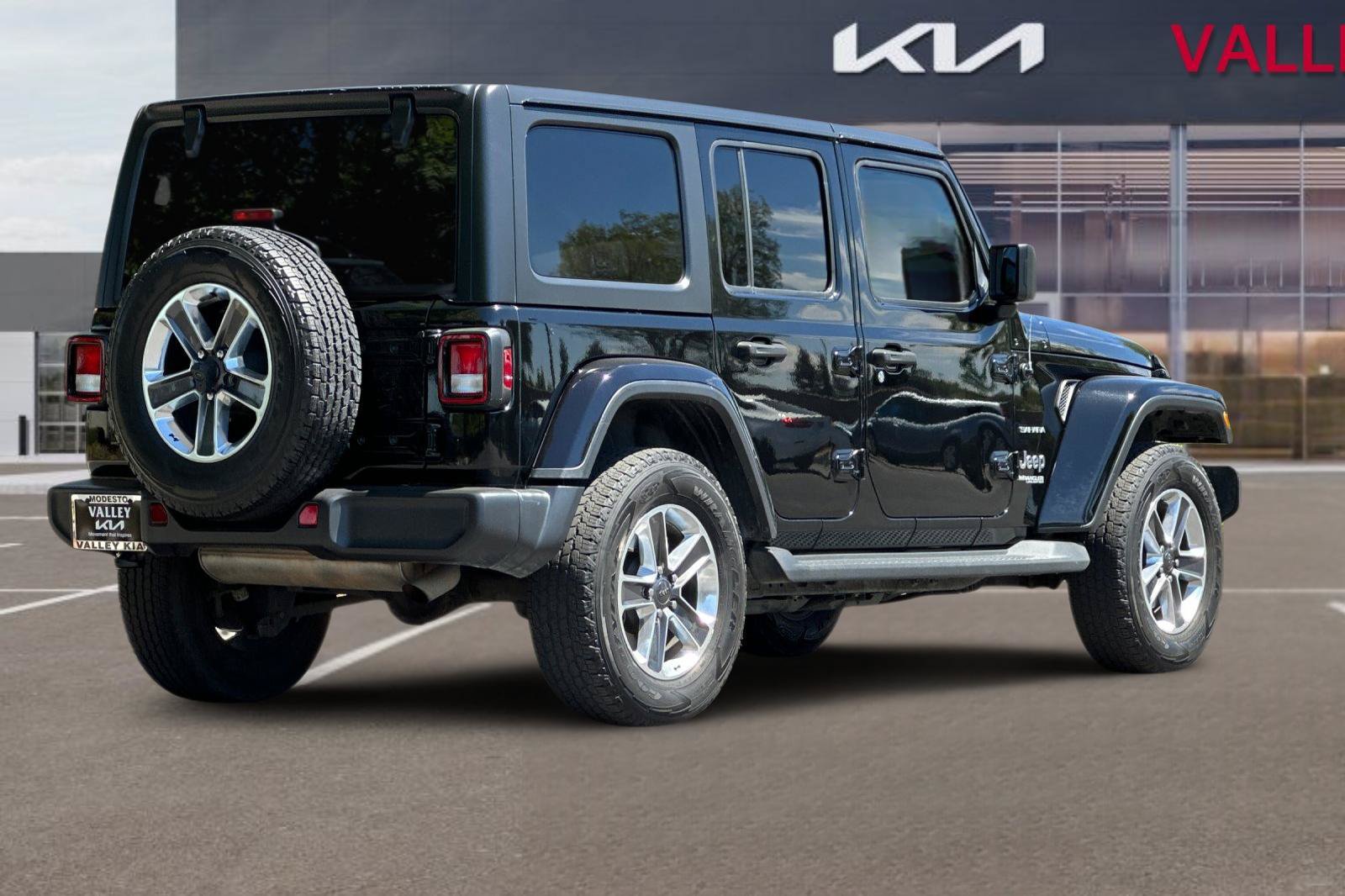 Used 2020 Jeep Wrangler Unlimited Sahara AWD/4WD image 4