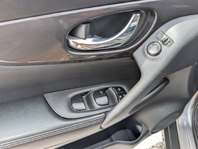 Used 2020 Nissan Rogue SV AWD/4WD image 19