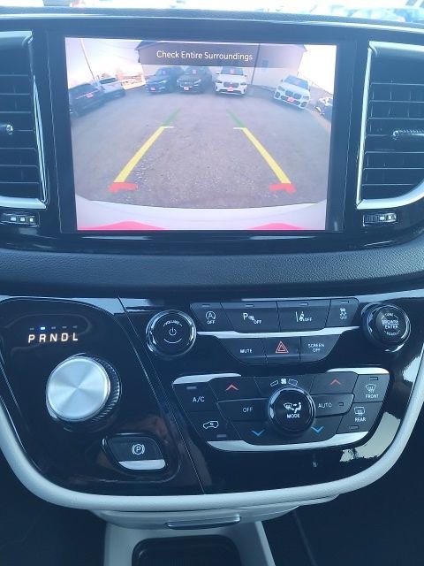 Used 2024 Chrysler Pacifica Touring-L image 2