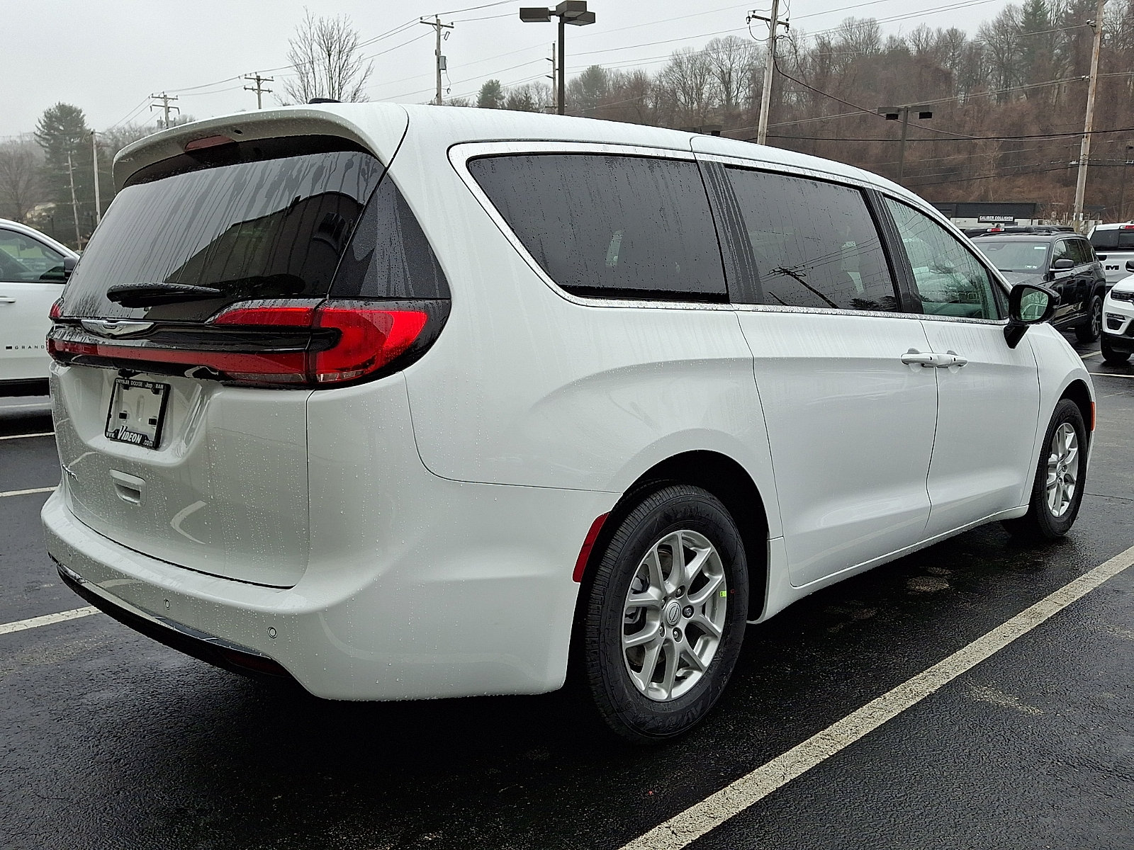 New 2026 Chrysler Pacifica Select FWD image 3