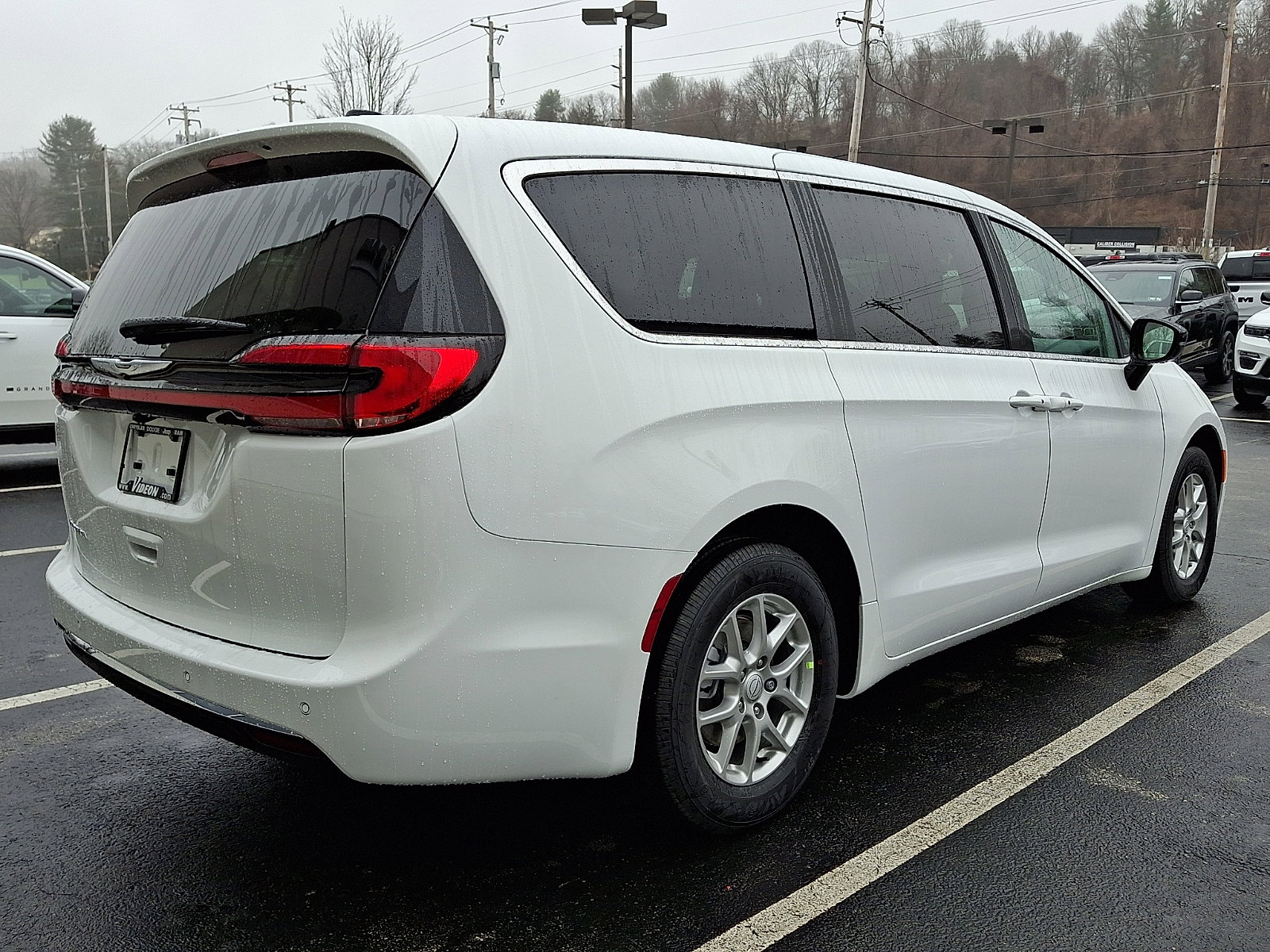 New 2026 Chrysler Pacifica Select image 3
