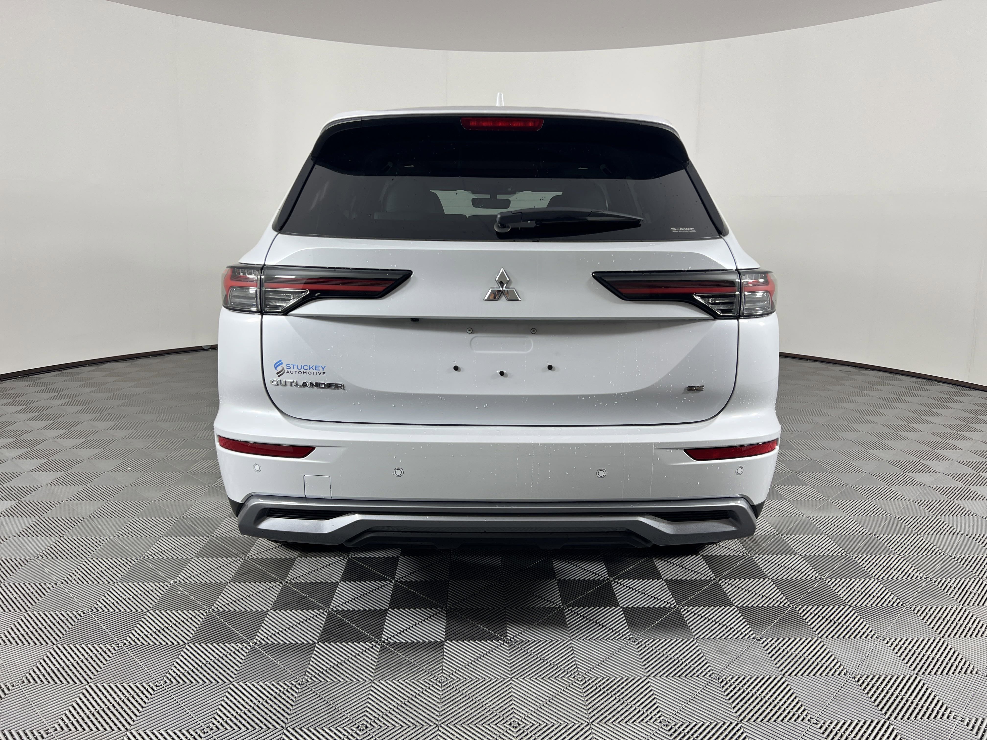 New 2025 Mitsubishi Outlander SE image 4