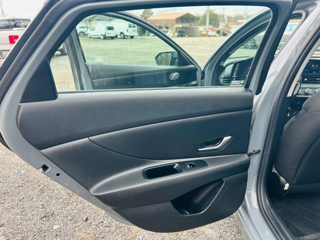 Used 2021 Hyundai Elantra SE image 16