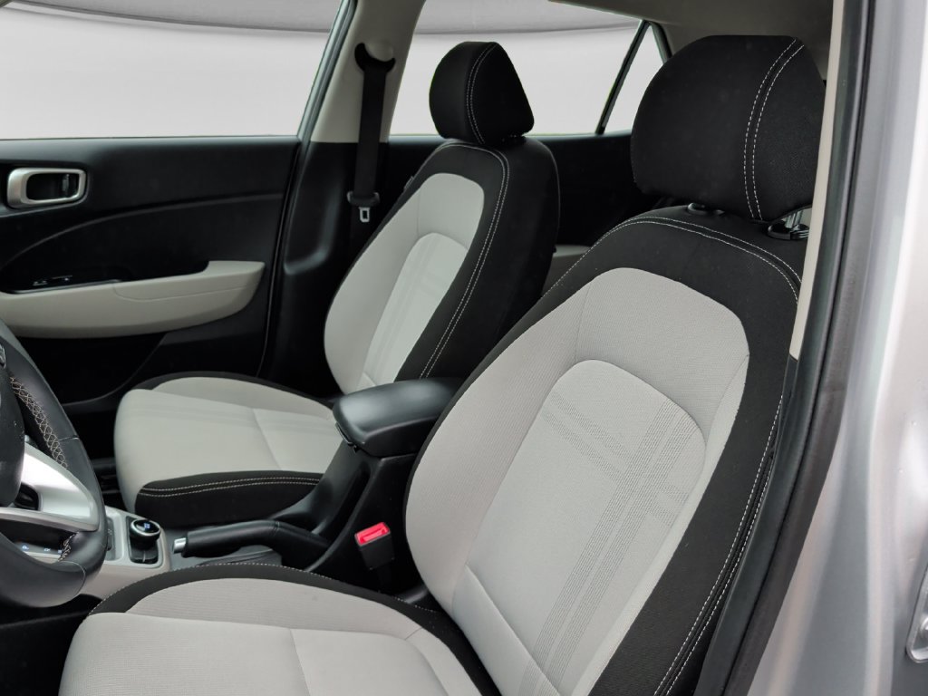 Used 2025 Hyundai Venue SEL FWD image 17