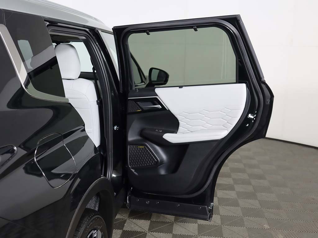 New 2025 Mitsubishi Outlander AWD image 29