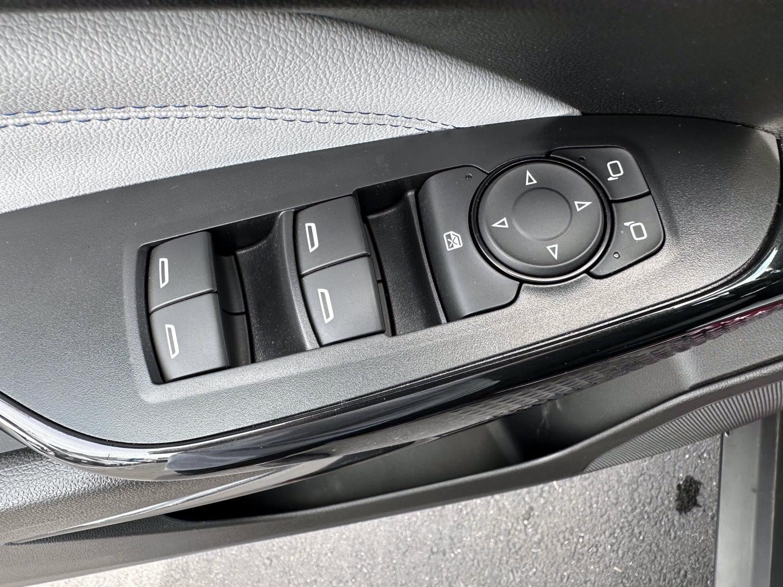 Used 2024 Chevrolet Trax LT w/ LT Convenience Package FWD image 9
