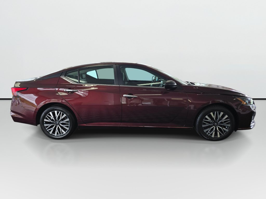 Used 2025 Nissan Altima 2.5 SV FWD image 6