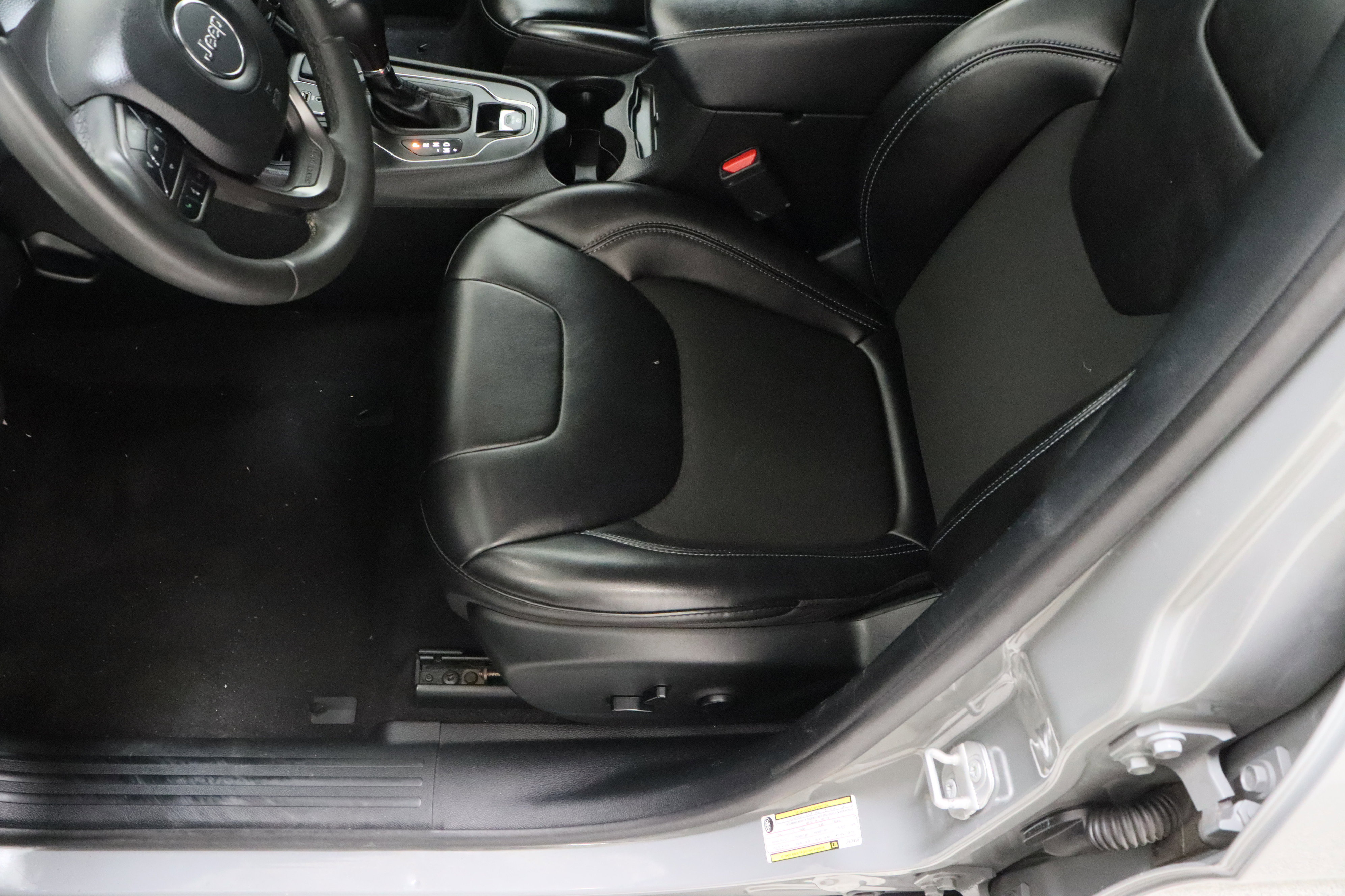 Used 2020 Jeep Cherokee Latitude Plus FWD image 15