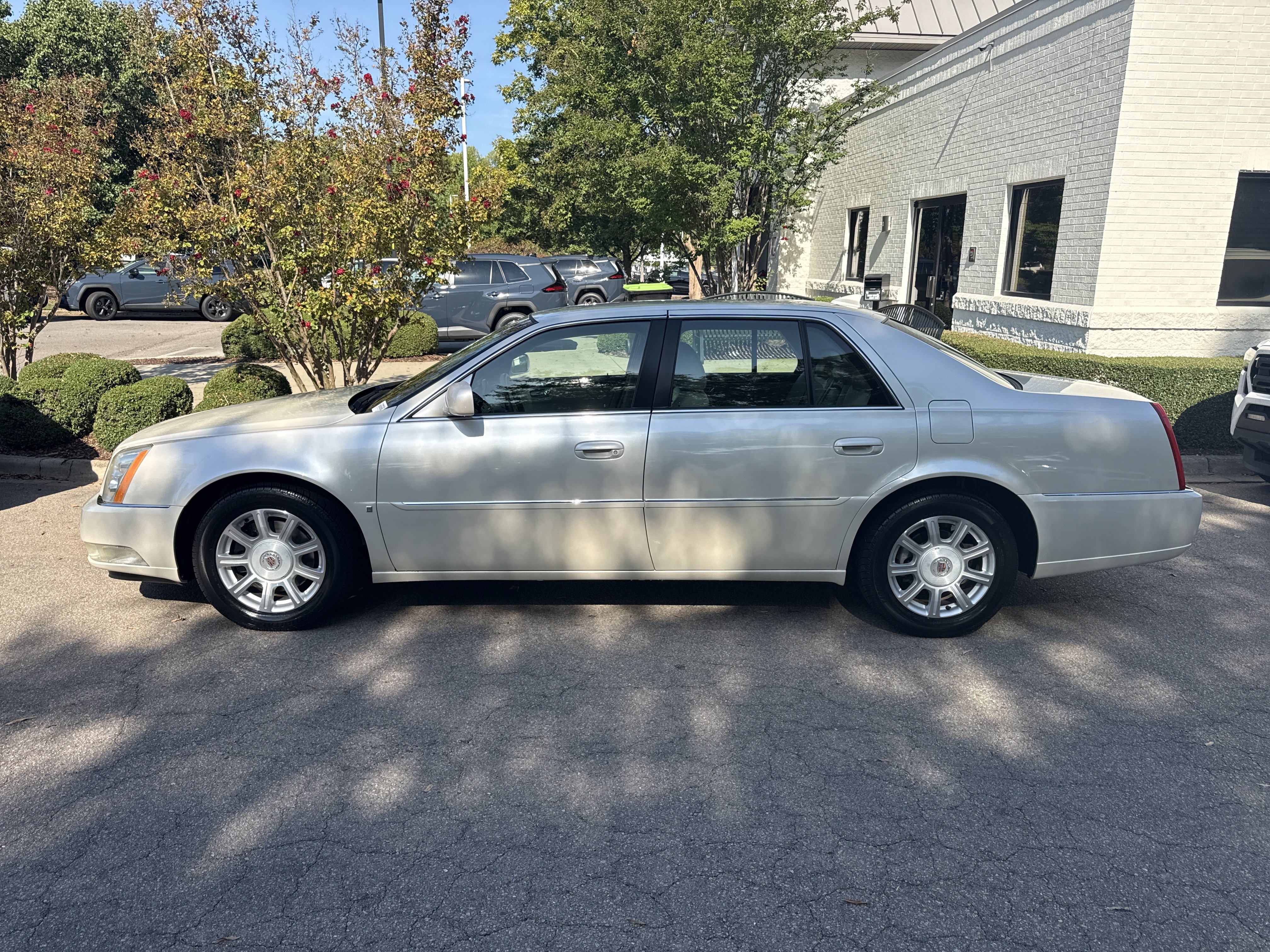 Used 2009 Cadillac DTS w/ Trunk Convenience Package FWD image 10