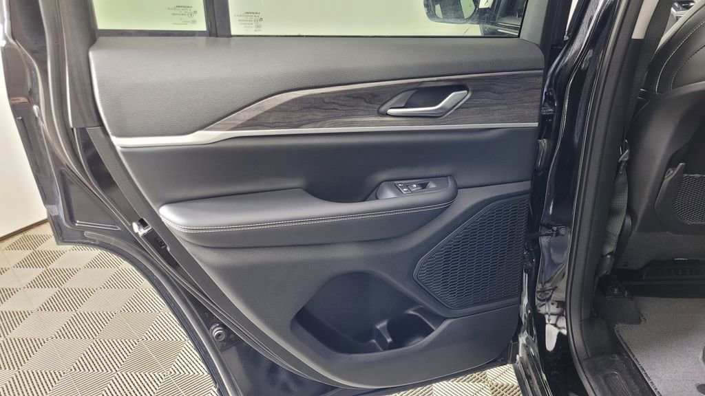 Used 2023 Jeep Grand Cherokee Limited image 31