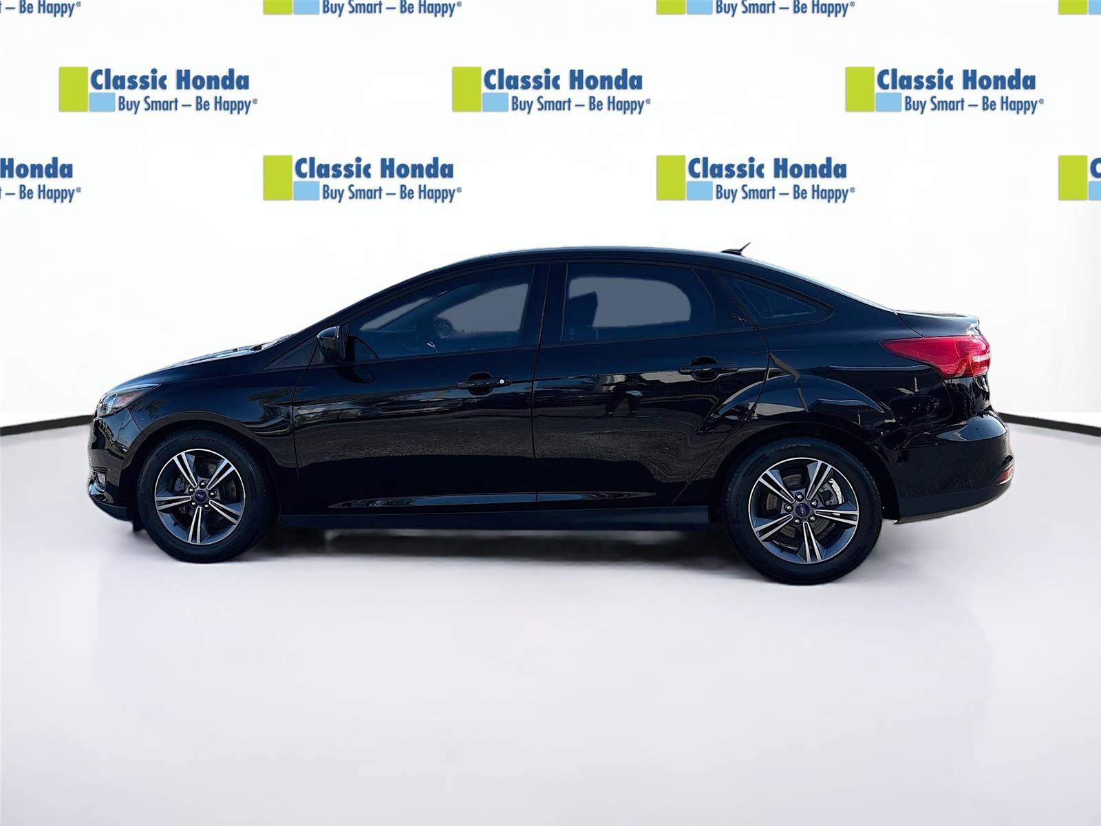 Used 2018 Ford Focus SE w/ SE Appearance Package image 4
