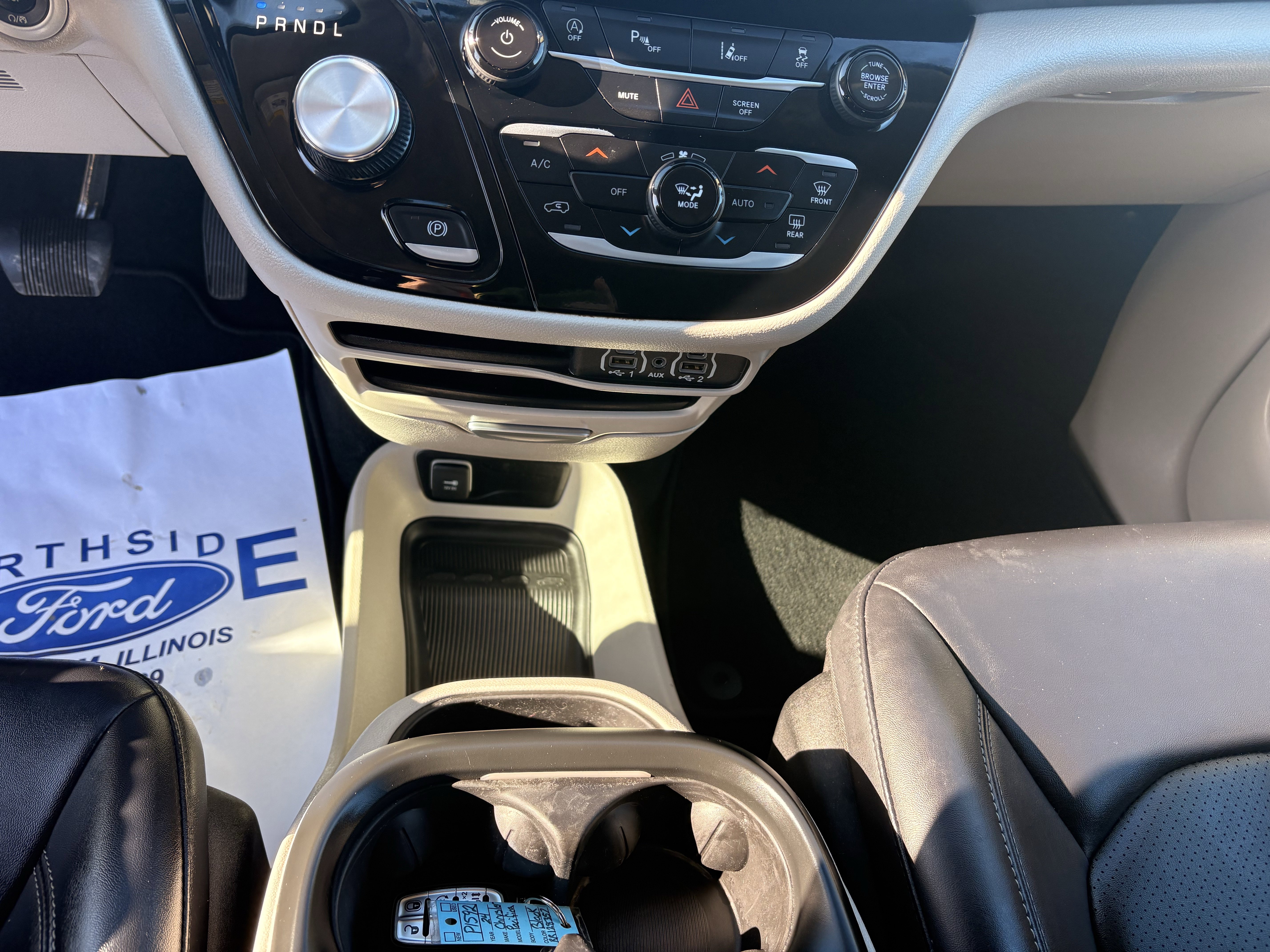 Used 2024 Chrysler Pacifica Touring-L image 17