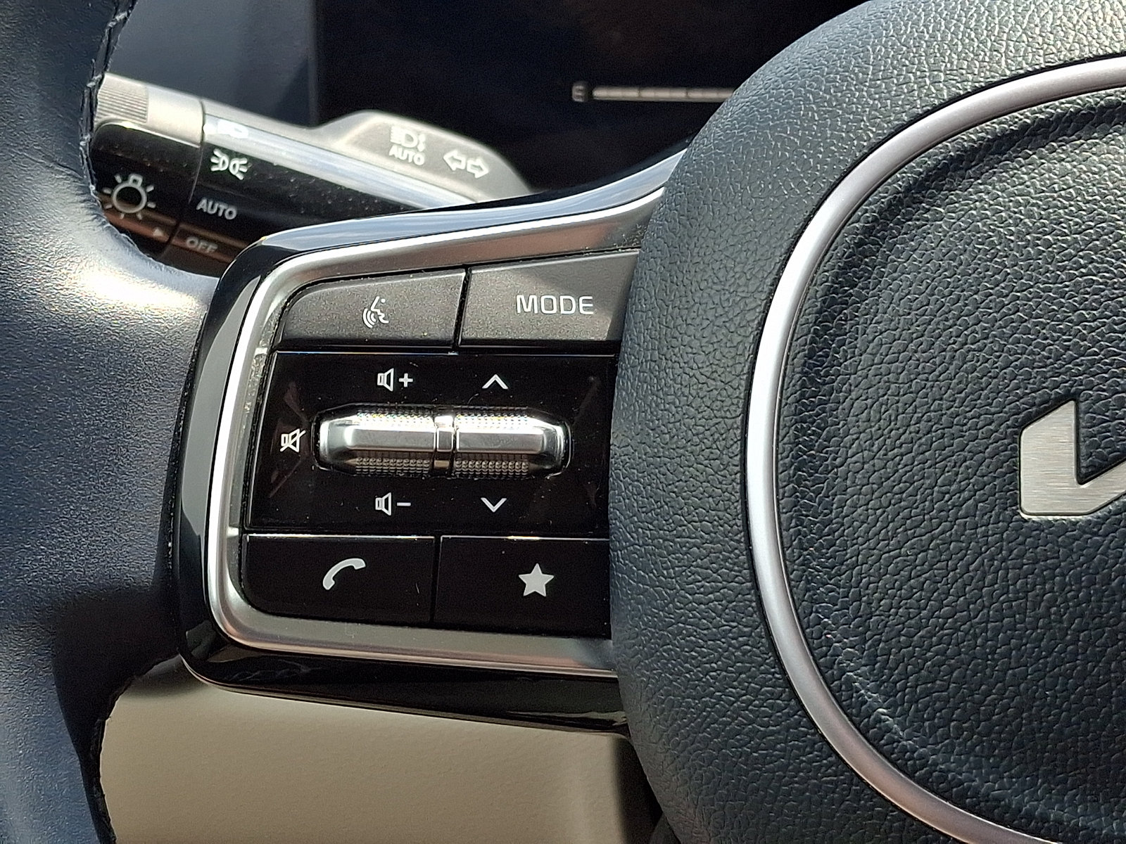 Certified 2025 Kia Carnival EX FWD image 22