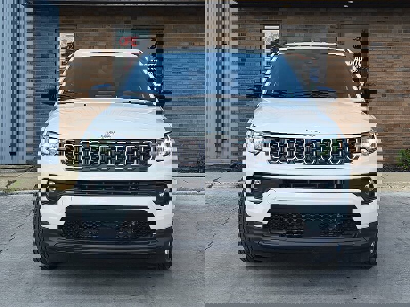 Used 2024 Jeep Compass Latitude image 9