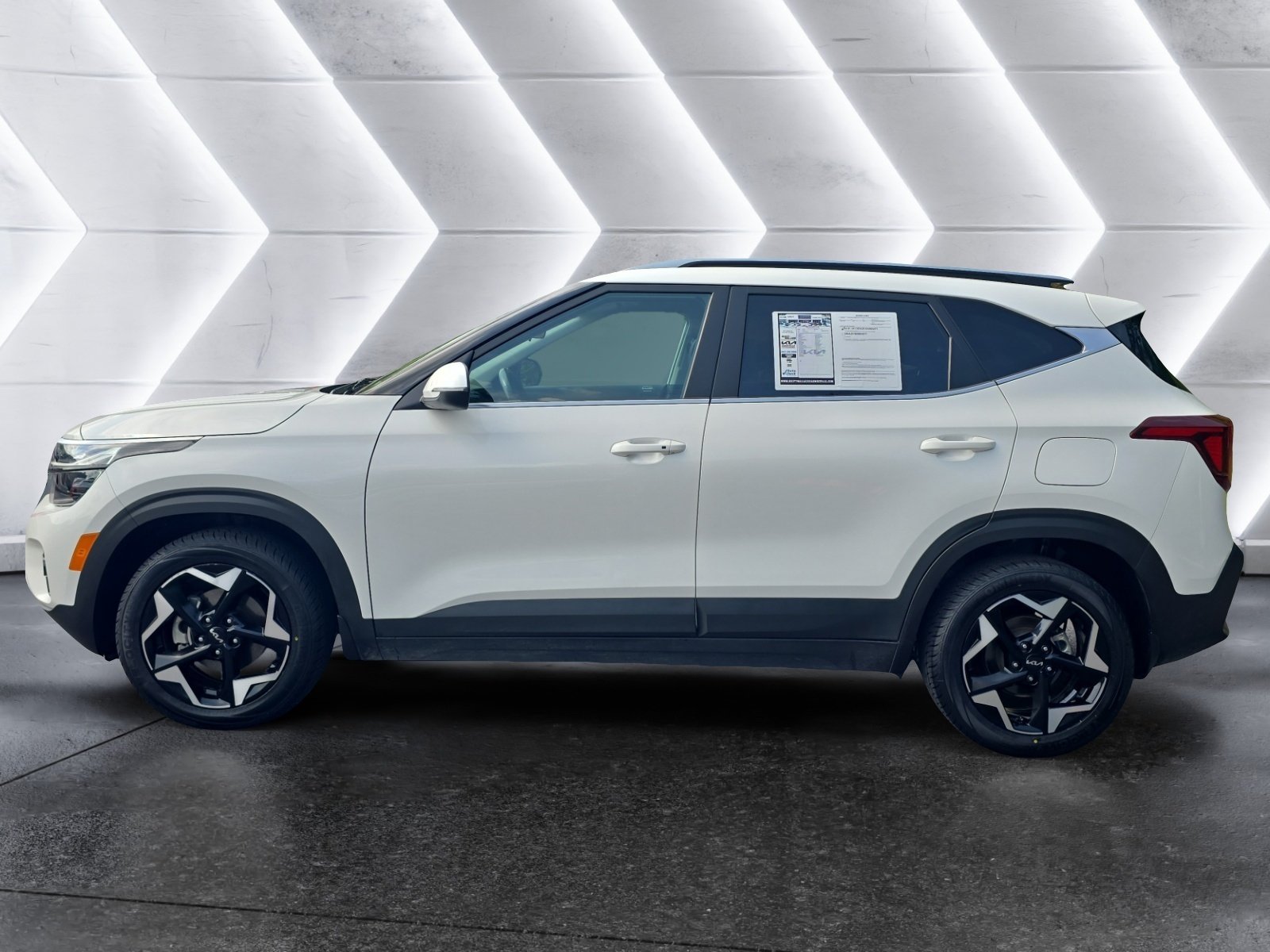 Used 2024 Kia Seltos EX FWD image 2
