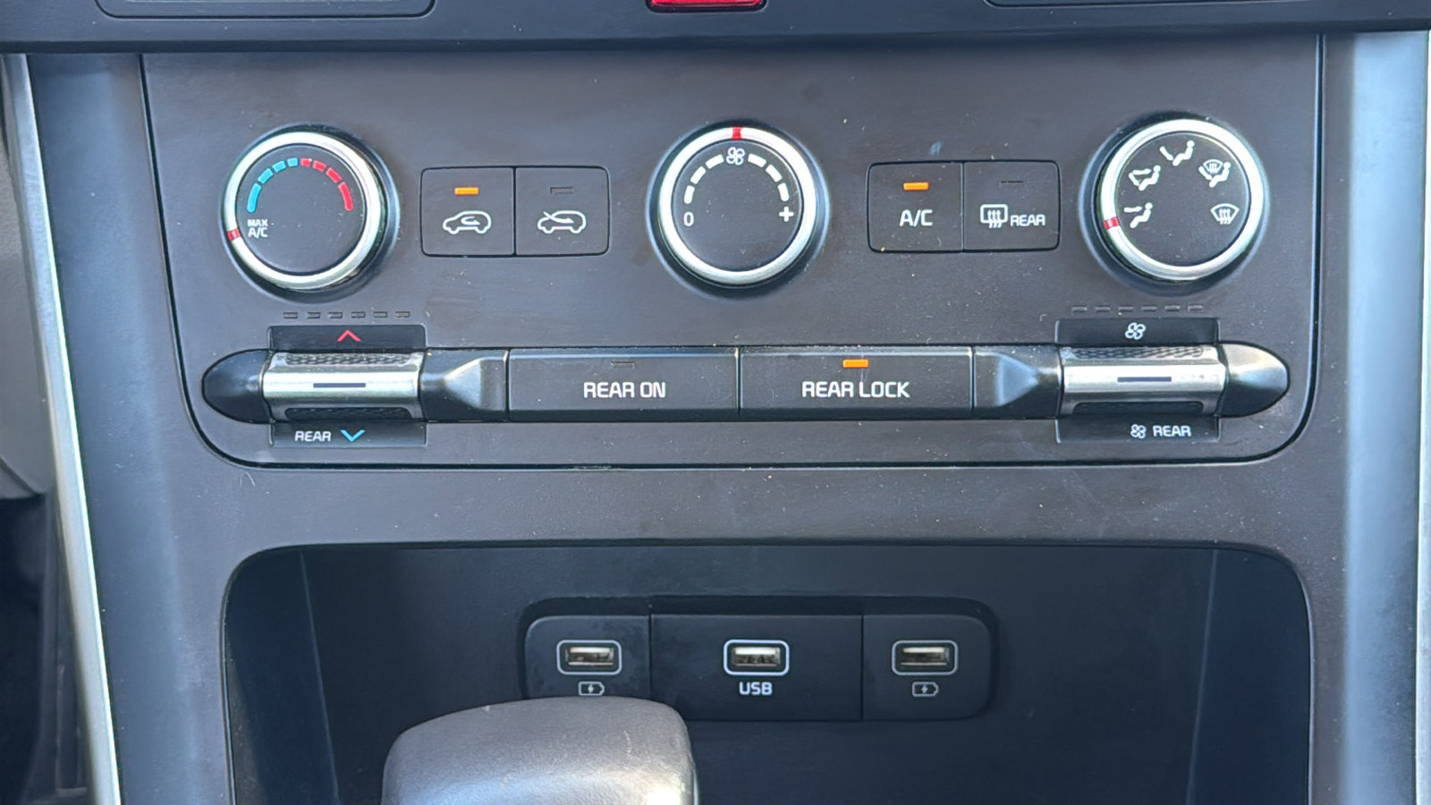 Used 2024 Kia Carnival LX image 25