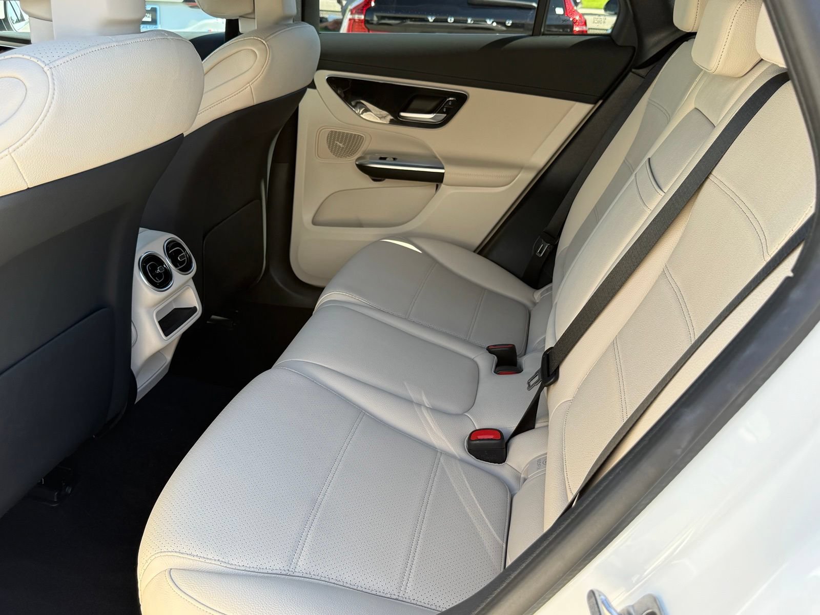 Used 2025 Mercedes-Benz GLC 300 image 39