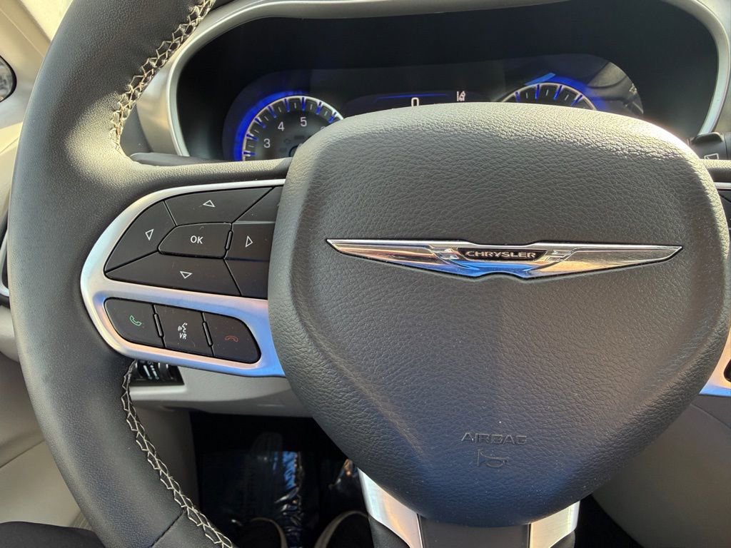 Used 2023 Chrysler Pacifica Touring-L image 23
