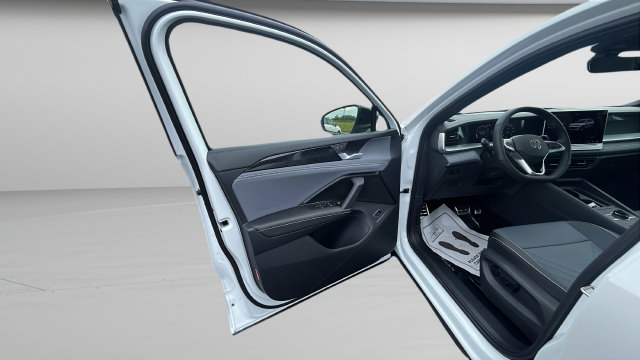 New 2026 Volkswagen Tiguan SE R-Line AWD/4WD image 9