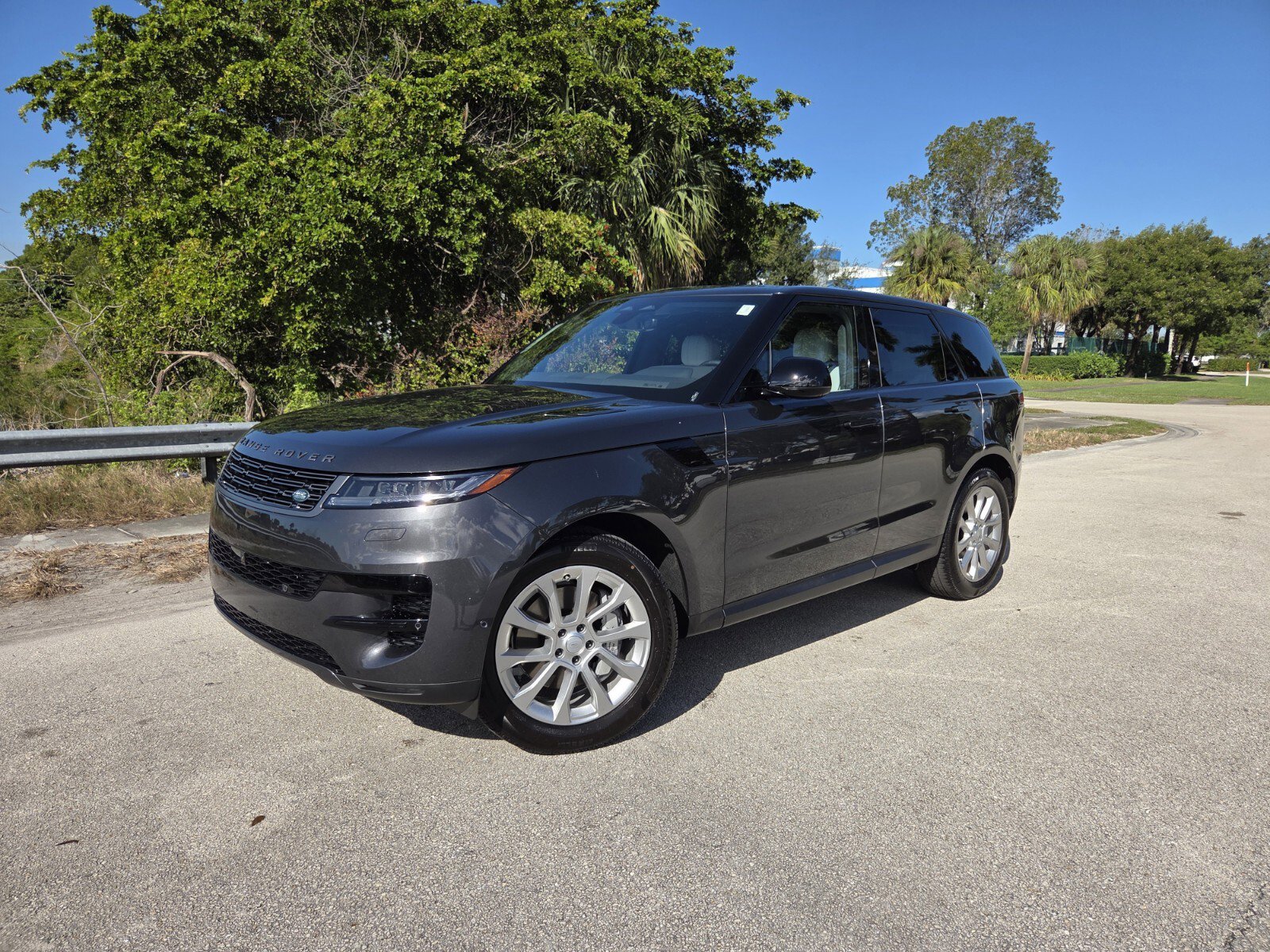 New 2025 Land Rover Range Rover Sport SE