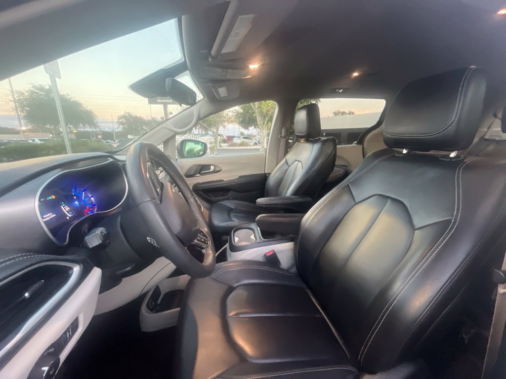 Used 2023 Chrysler Pacifica Touring-L FWD image 9