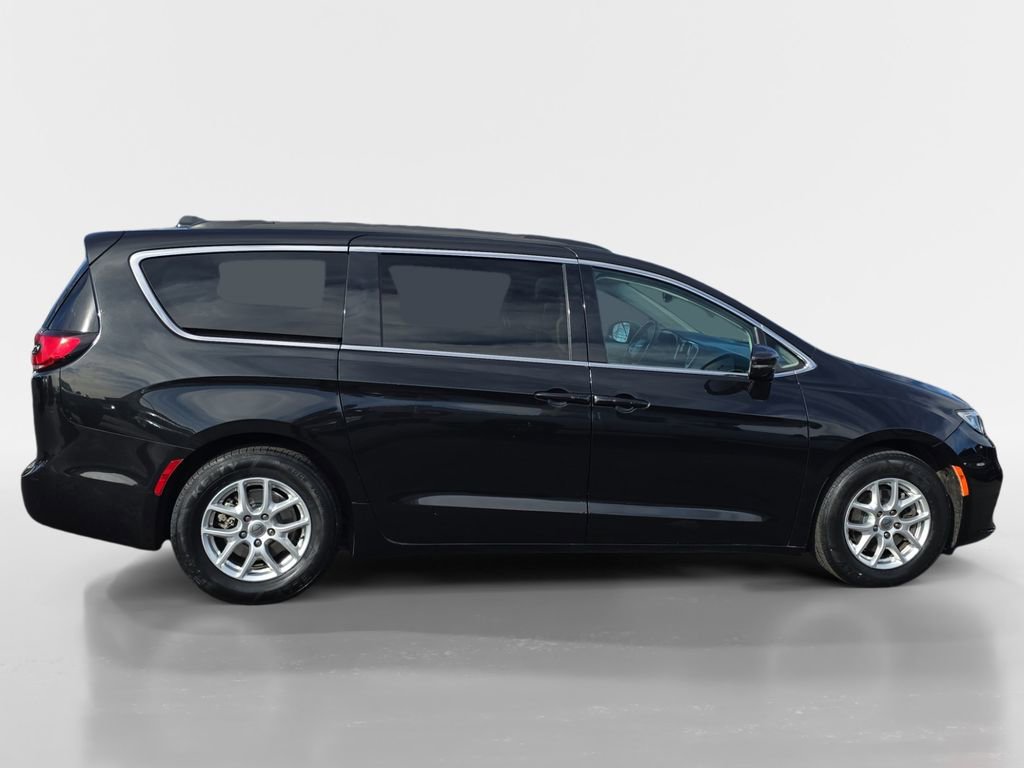 Used 2022 Chrysler Pacifica Touring-L image 6
