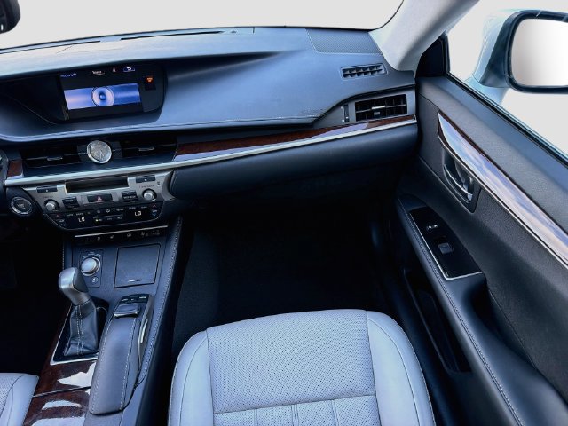 Used 2016 Lexus ES 350 w/ Luxury Package w/Wood Trim FWD image 18