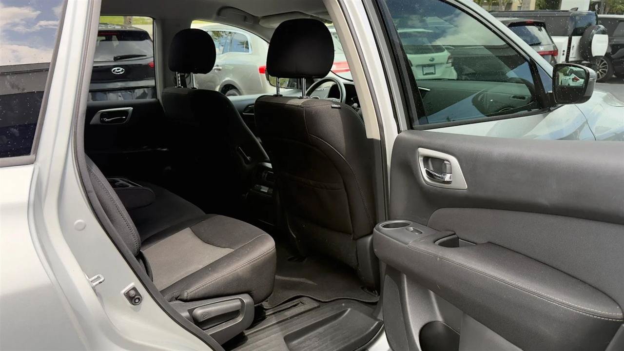 Used 2017 Nissan Pathfinder SV FWD image 12