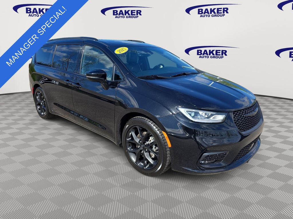 Used 2025 Chrysler Pacifica Limited FWD image 3