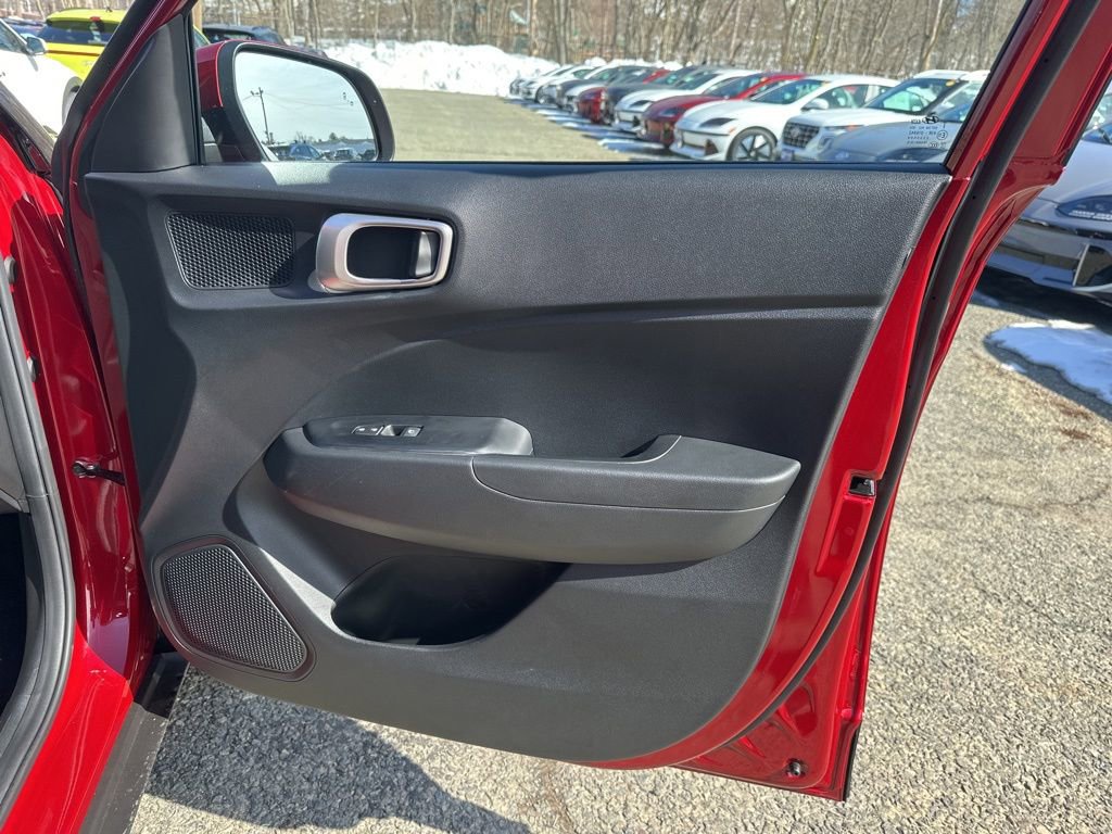 Certified 2025 Hyundai Venue SEL image 23