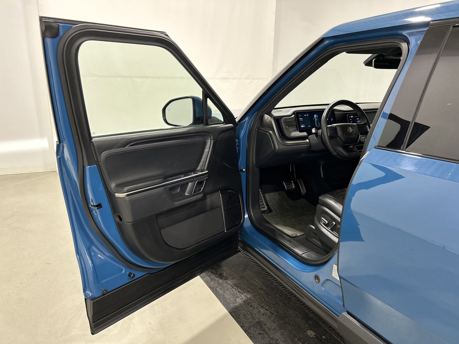 Used 2023 Rivian R1T Adventure image 16