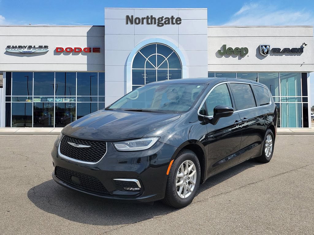 Used 2023 Chrysler Pacifica Touring-L FWD image 2