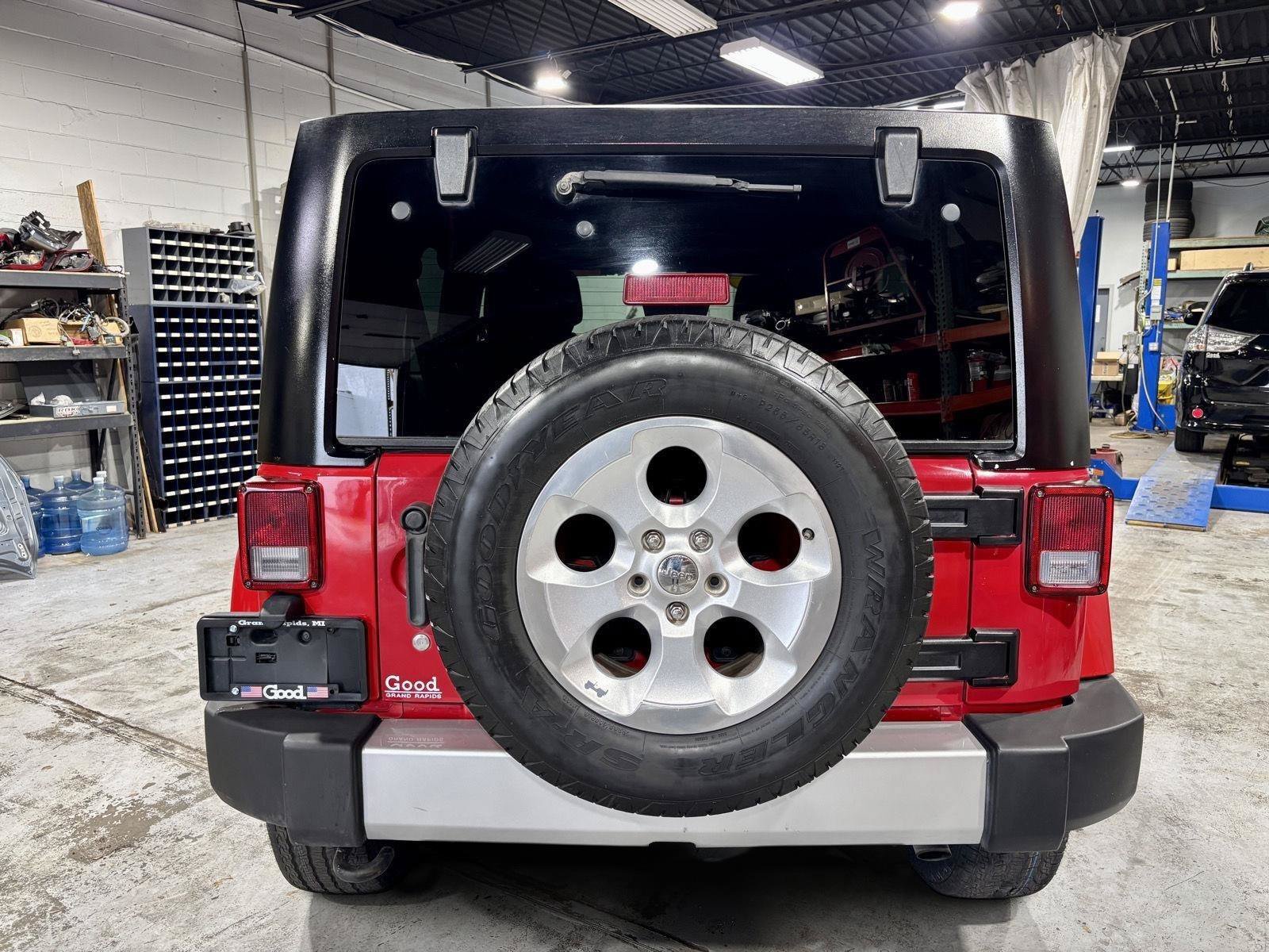 Used 2013 Jeep Wrangler Unlimited Sahara AWD/4WD image 21