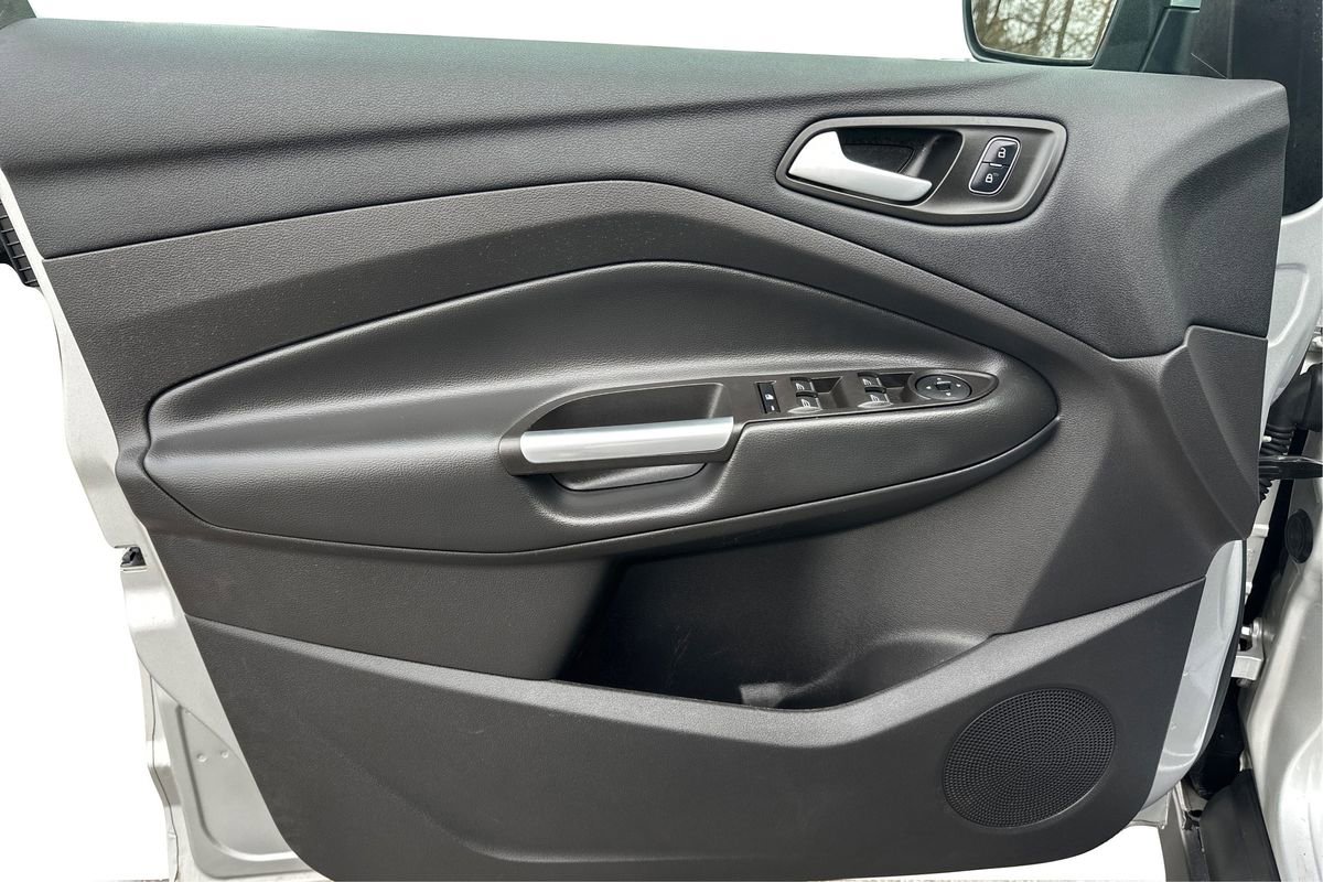 Used 2017 Ford C-MAX Energi SE w/ Equipment Group 401A image 19