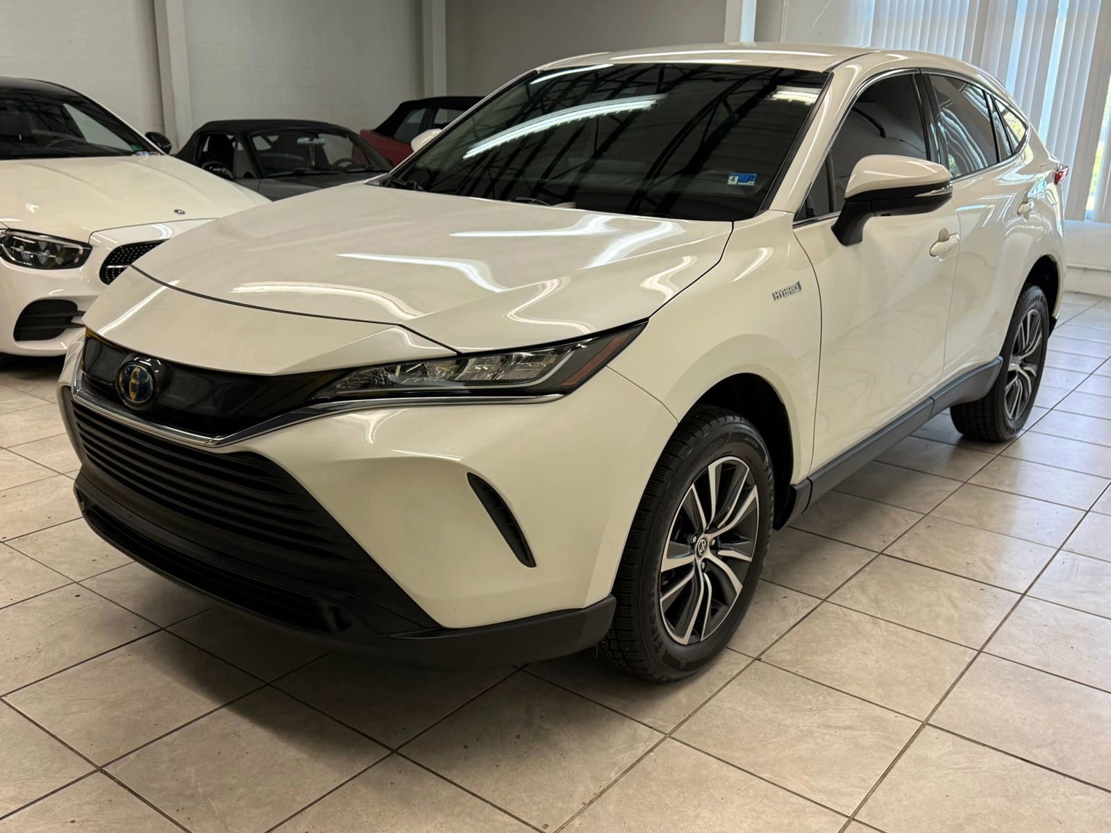 Used 2021 Toyota Venza LE image 3