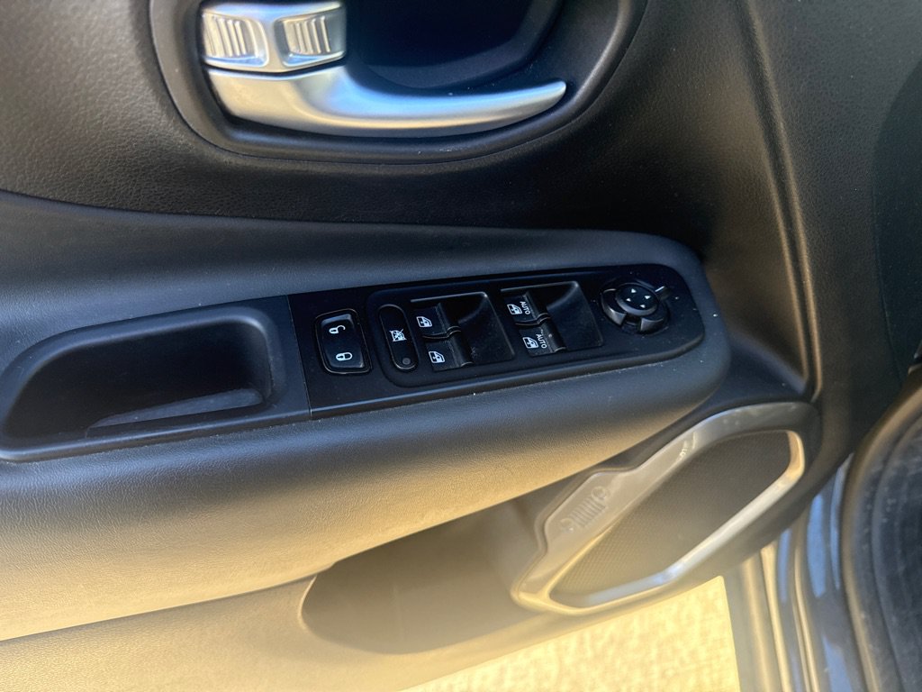 Used 2022 Jeep Renegade Limited w/ Sun, Sound & Wheels Group AWD/4WD image 16