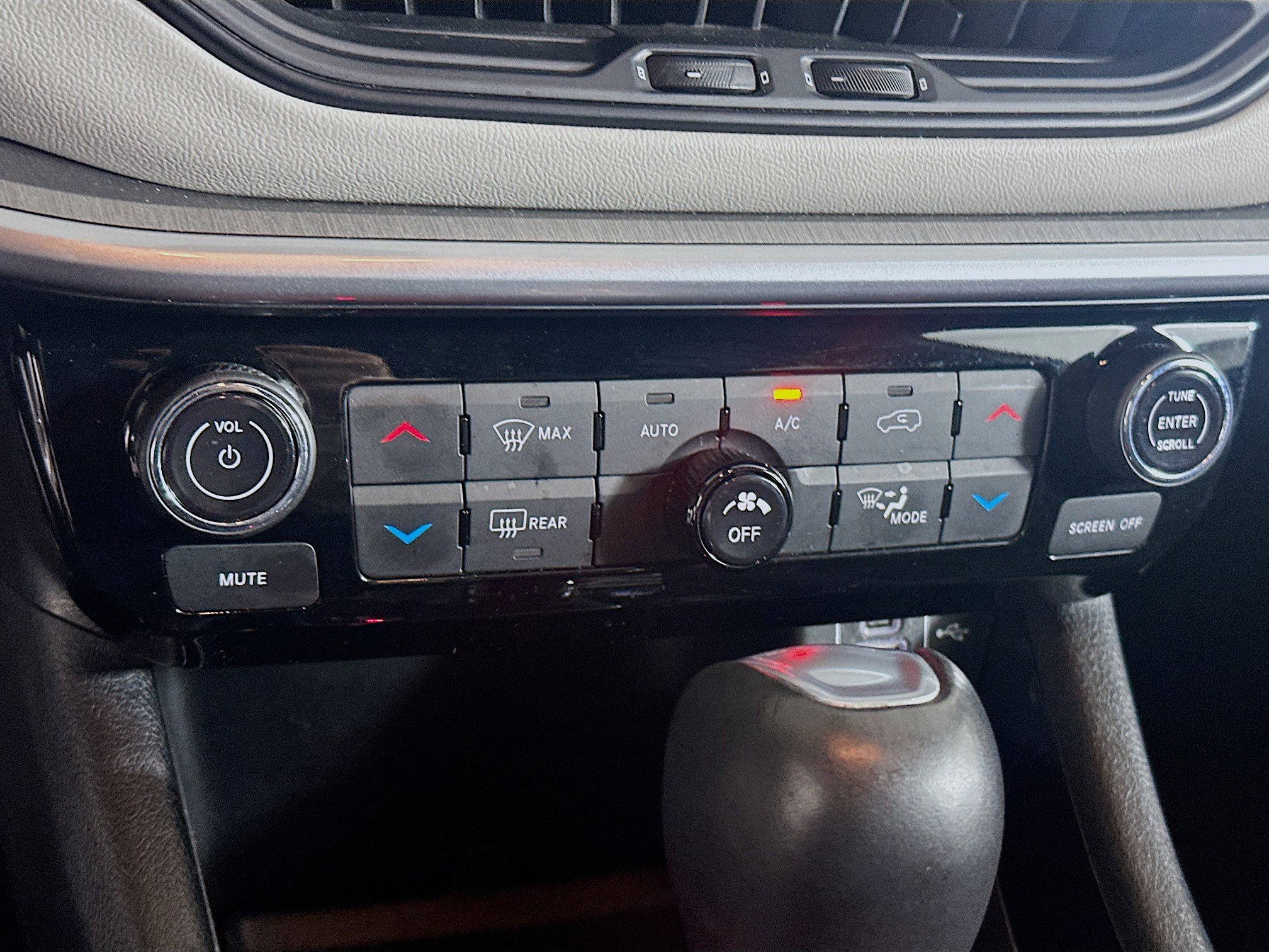 Used 2025 Jeep Compass Limited image 23