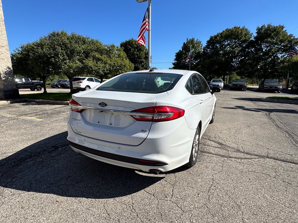 Used 2017 Ford Fusion SE w/ Fusion SE Technology Package FWD image 5