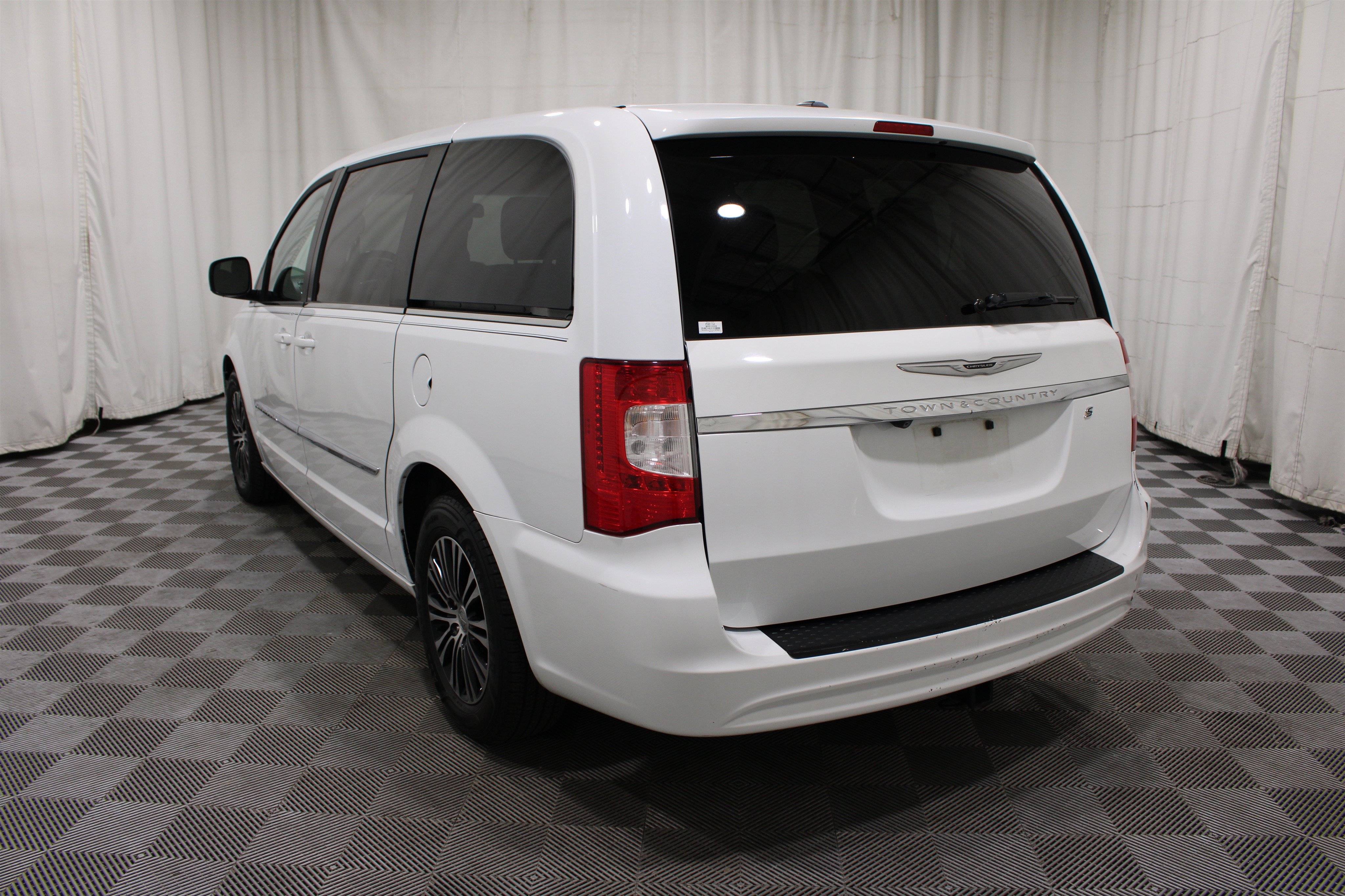 Used 2014 Chrysler Town & Country S FWD image 30