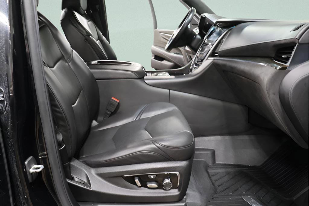 Used 2020 Cadillac Escalade Platinum image 34