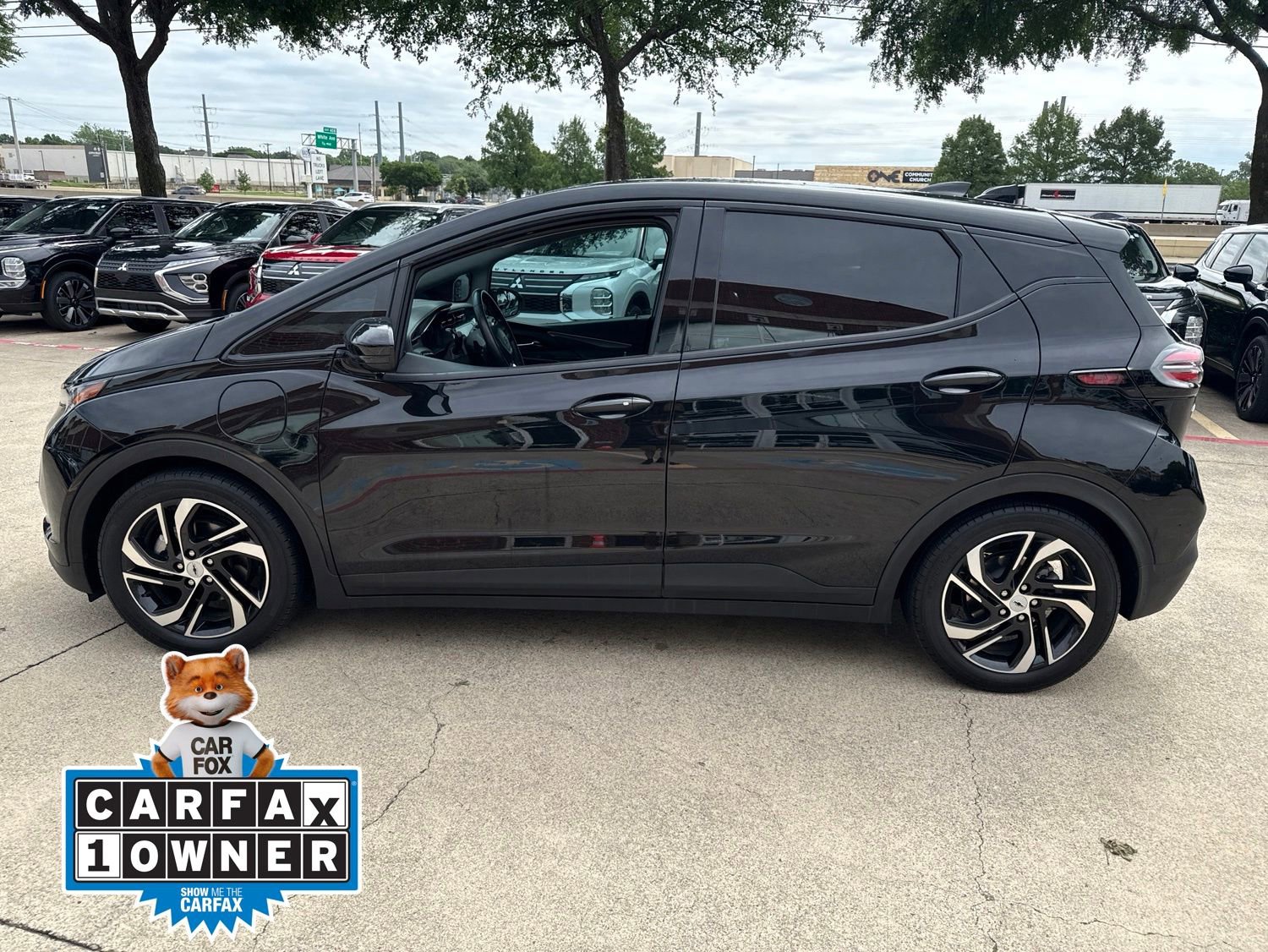 Used 2023 Chevrolet Bolt LT w/ Infotainment Package FWD image 5