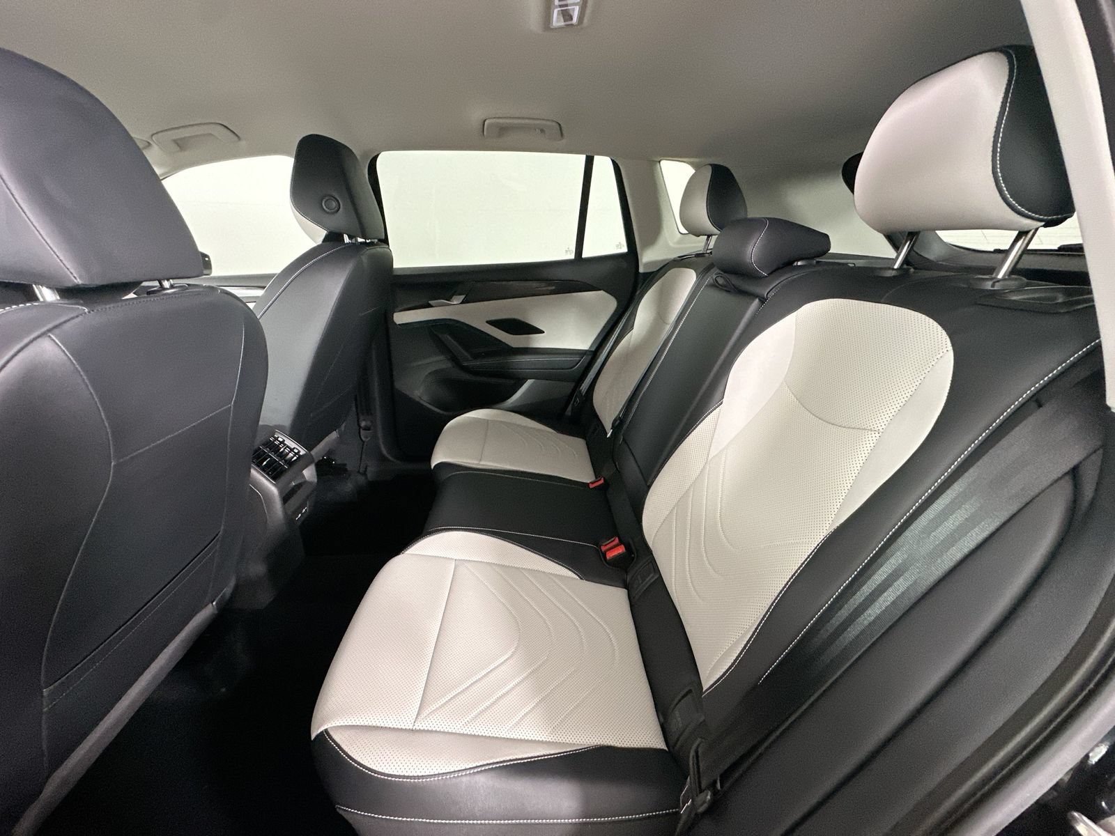 Certified 2025 Volkswagen Tiguan SE AWD/4WD image 35