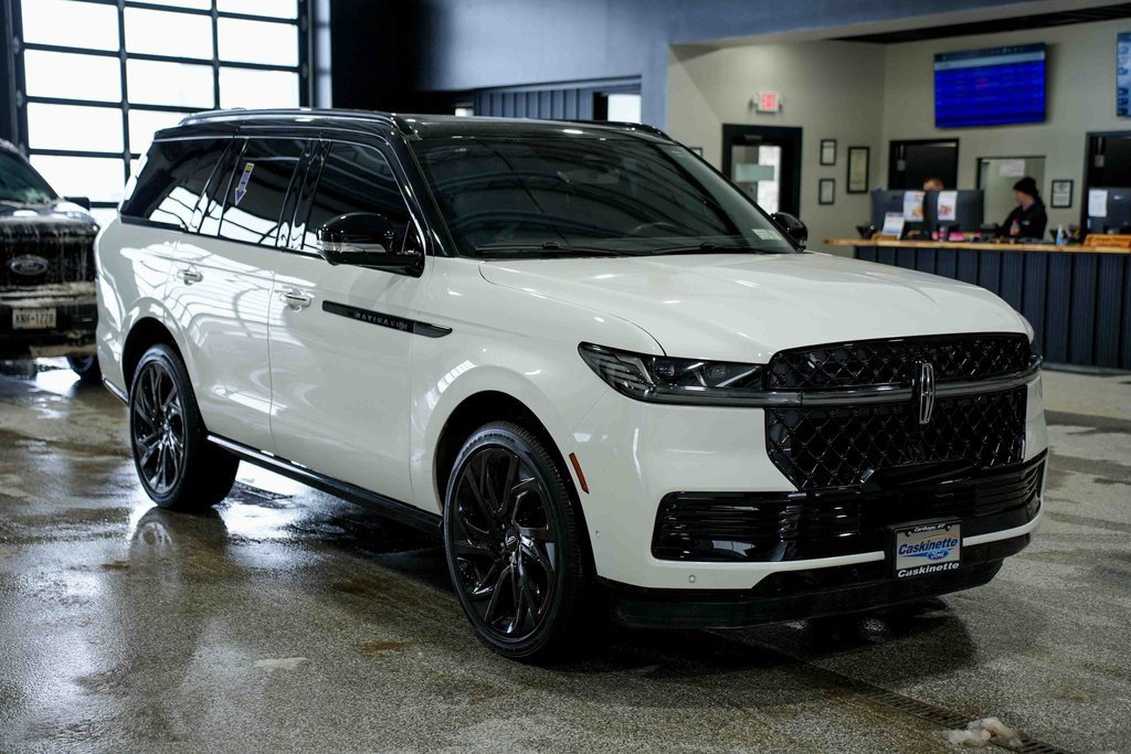 Used 2025 Lincoln Navigator Black Label image 3