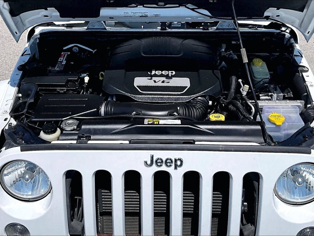 Used 2015 Jeep Wrangler Unlimited Sahara w/ Connectivity Group AWD/4WD image 11