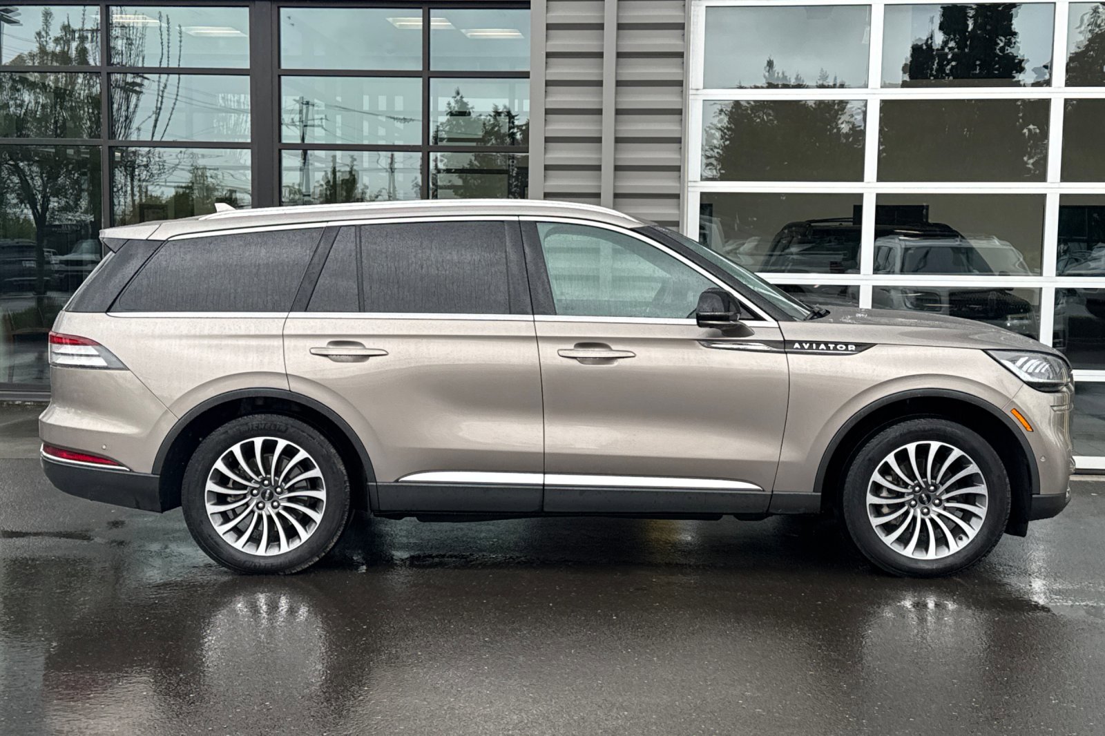 Certified 2020 Lincoln Aviator Reserve w/ Equipment Group 201A image 3