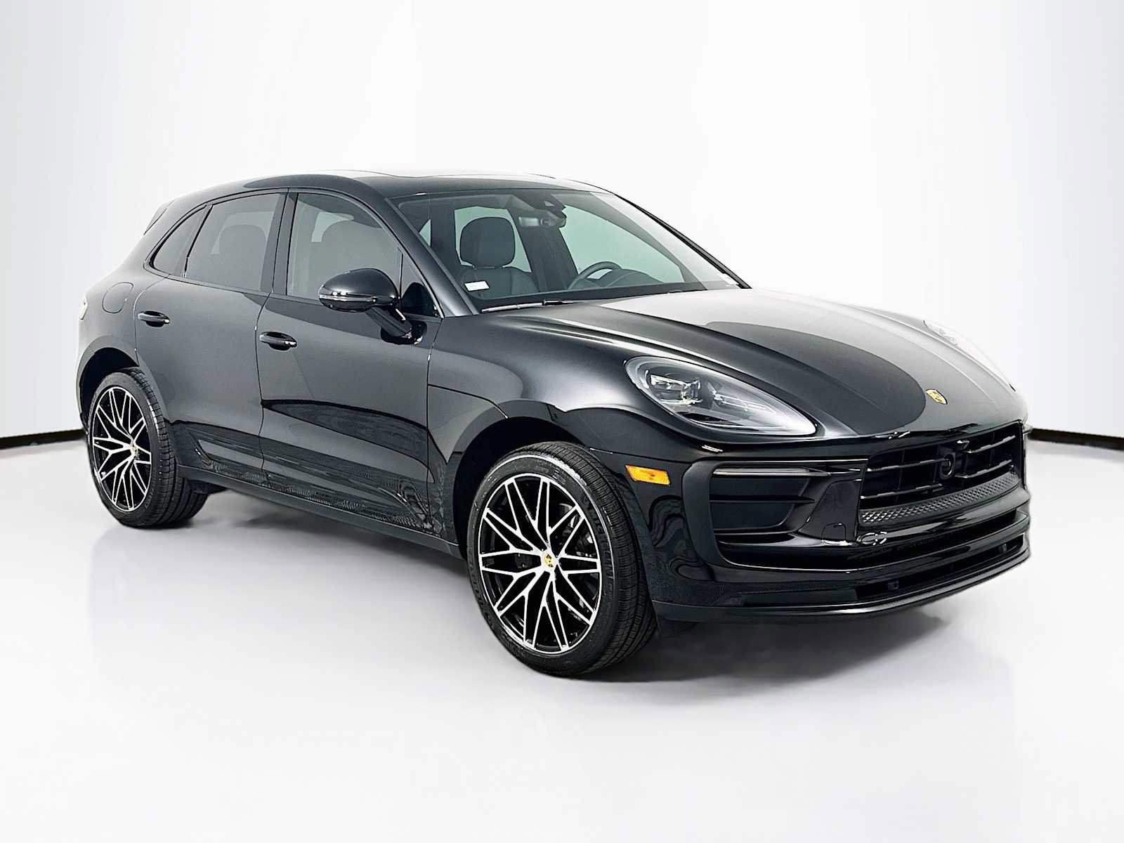 Certified 2025 Porsche Macan image 7
