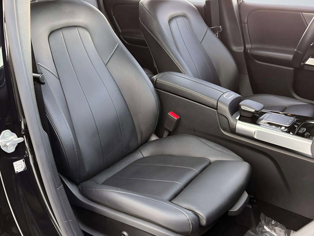Used 2021 Mercedes-Benz GLB 250 4MATIC w/ Premium Package image 10